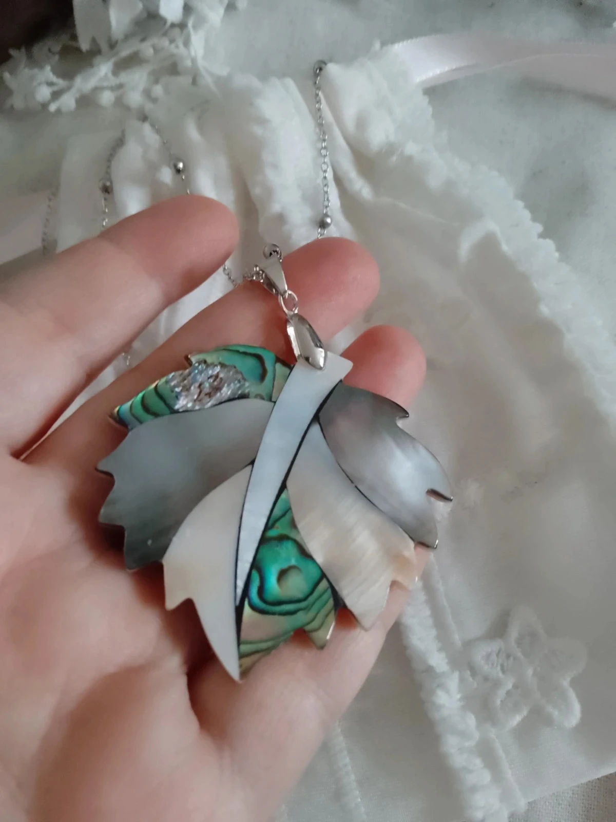 Boho leaf pendant necklace in abalone mother-of-pearl – photo 2